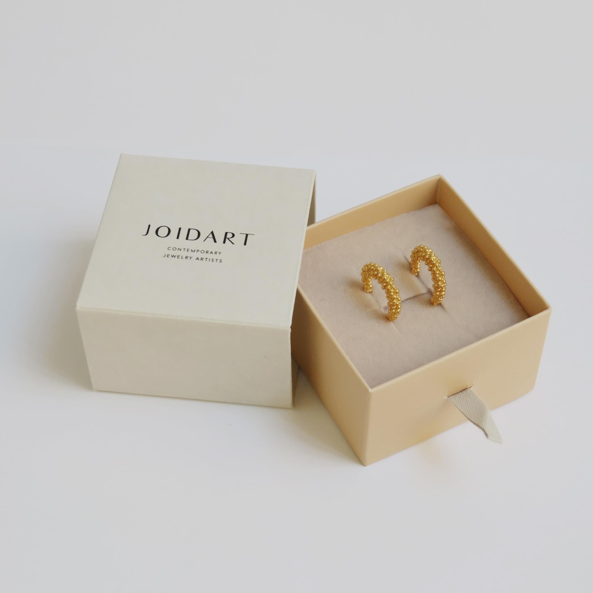 PENDIENTES DORADOS STARDUST | Diseñado por Carme Fàbregas | Colección Stardust | Pendientes medianos de metal con baño de oro de 24 K