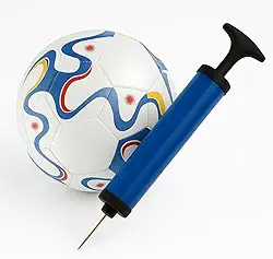 Kit Bola De Futebol Profissional + Bomba De Ar Manual Com Bico Branco E Azul N5 Com Estampas Decorativas Premium