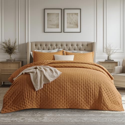 Image of Bedsure Twin Quilt - Ultra Soft Twin XL Quilt Bedding for Dorm Decor, Lightweight All-Season Comforter, Honey Ginger Bedspread Coverlet with Clover Pattern, 68 x 86 Inches