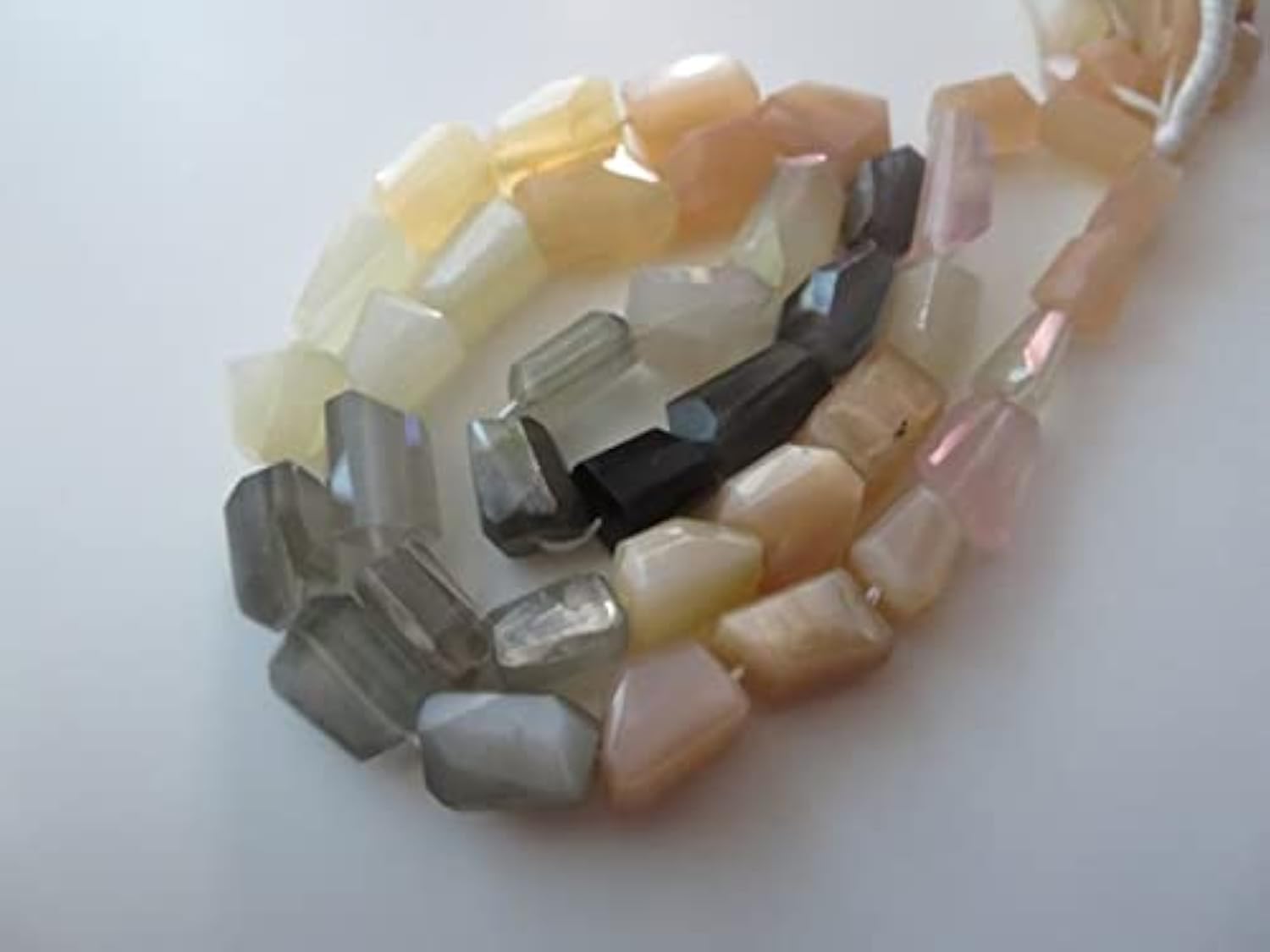 Pierre de lune véritable LKBEADS en perles délicates pour un bijou chargé de douceur