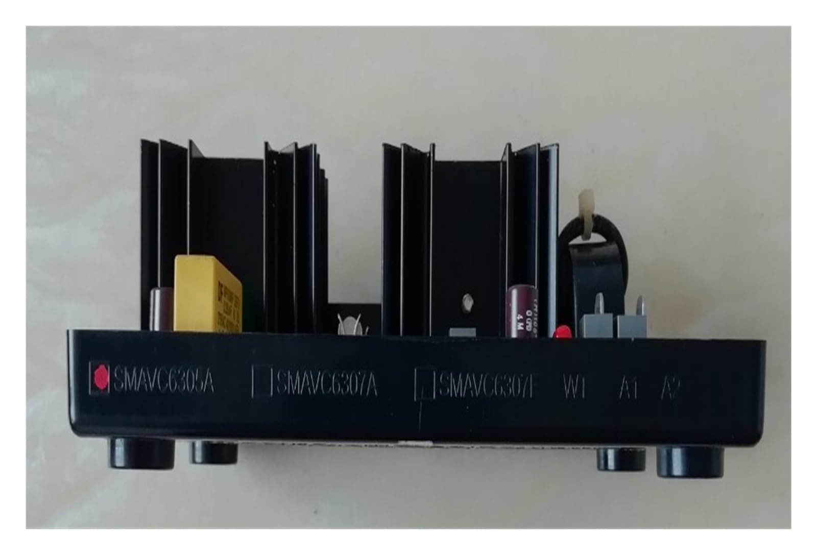 Regolatore di Tensione Regolatore di Tensione: SMAVC6305A