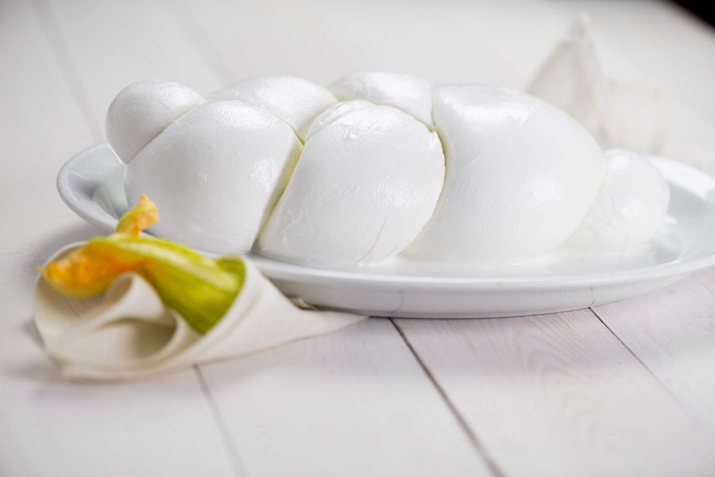 Mozzarella Aversana 100% latte di bufala fresco appena munto (Mozzarella di bufala treccia 2 da 500 grammi)
