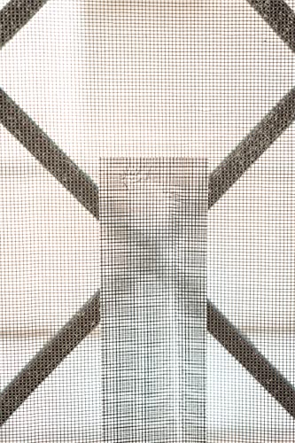 Glasfaserklebeband zur Reparatur von Fliegengittern und anderen Grillelementen,Insektenschutz, Fliegengitterrolle mit Tesa Premium Klebekante - schnelle Reparatur von Rissen (50 mm x 1 m)
