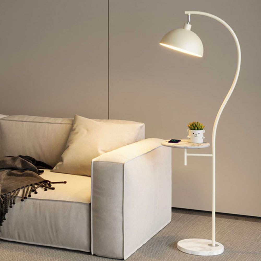 Lampadaire avec table intégré pour une lecture confortable dans votre salon chic