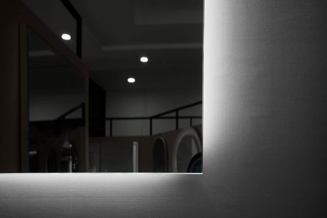 Mice - Espejo con luz led de Pared para Baño, Dormitorio, Vestdor - Espejo retroiluminado, luz fría, con Doble Sensor, antivaho y on/Off - Espejo de Maquillaje con luz - Medida 90X80 cm