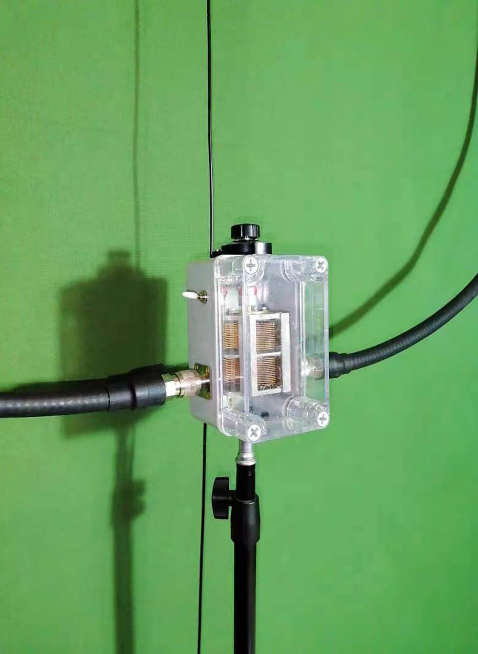 Seite view of MRA-821 main unit with clear cover showing internal components and tuning knob