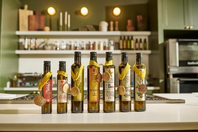Miniatura 2 de Texas Hill Country Olive Co - Aceite de oliva extra virgen súper griego, aceite de oliva gourmet AOVE prensado en frío, rico y afrutado, perfecto