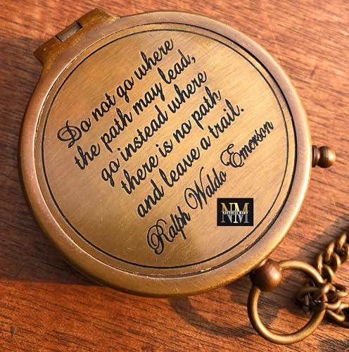 Brújula de latón con frase de Emerson y estuche de cuero miniatura 2