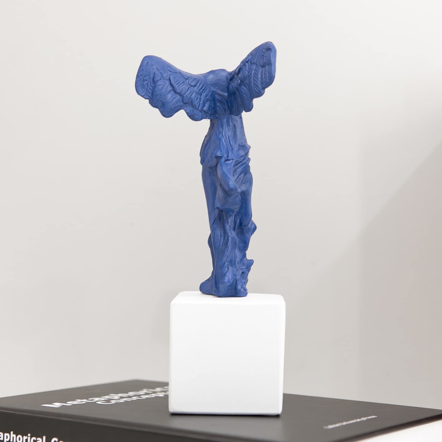 dekoracja do domu Skrzydlaty posąg bogini zwycięstwa, figurka rzeźby do domu półka na stół Decor Ornamnets Blue figurka dekoracyjna