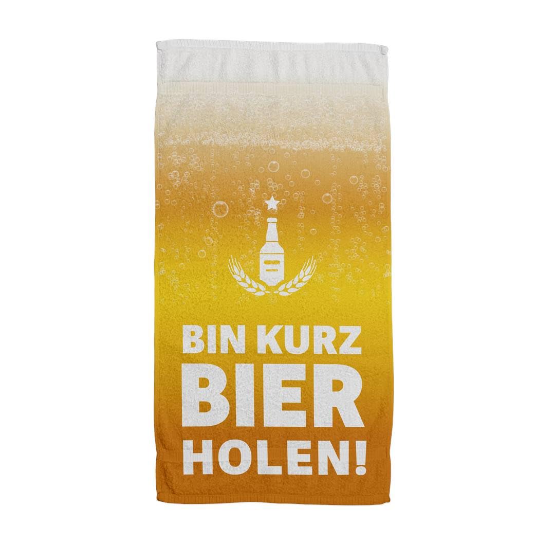 Tassenbrennerei Handtuch & Strandtuch mit Spruch: Bin kurz Bier Holen - Duschtuch lustig als Gechenk für Männer - Badetuch als Geschenkidee (140x70cm)