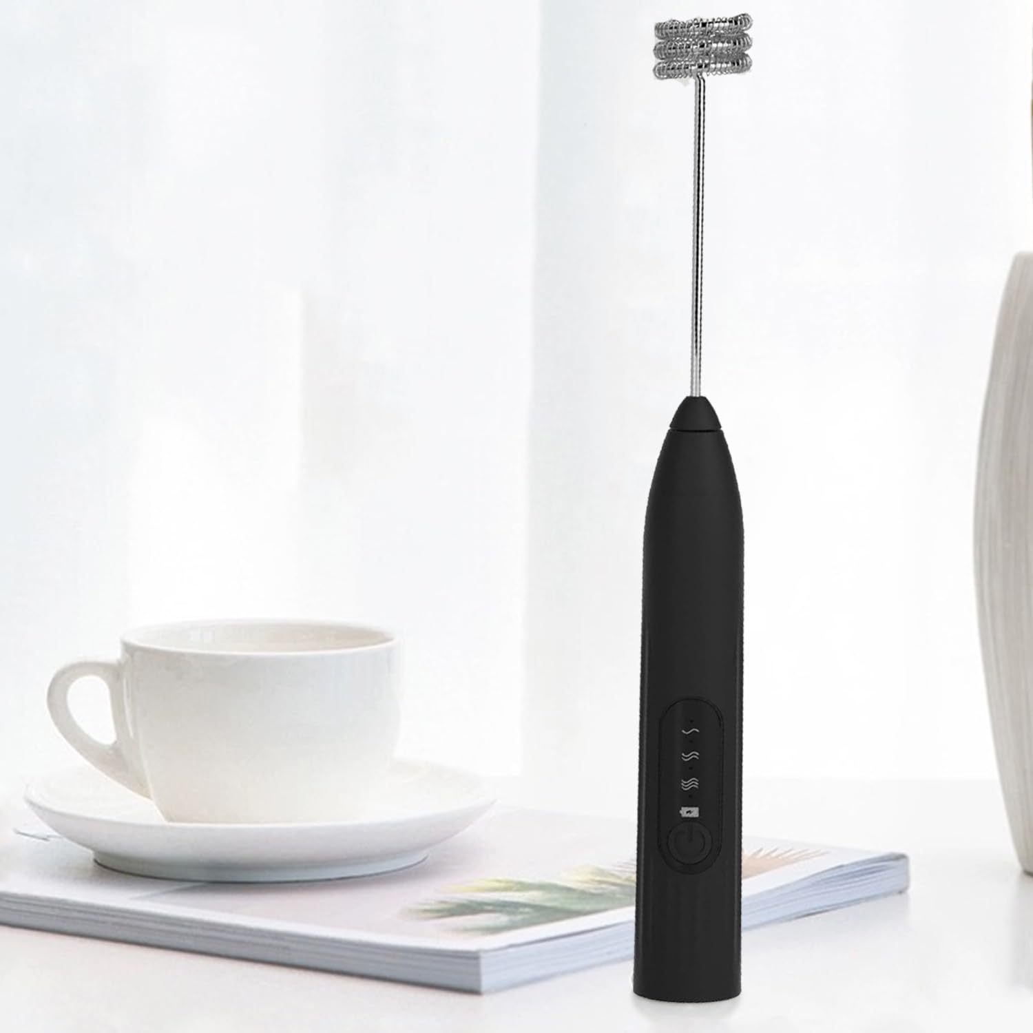 Mousseur à lait à main, mélangeur à main électrique rechargeable, 3 vitesses, avec 2 fouets en acier inoxydable pour café, cappuccino, frappe, matcha et chocolat chaud (3 x 26,4 cm)