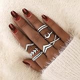 El concepto de diseño de los anillos brillantes es único y clásico, contiene patrones y pedrería, adecuado para los amantes de la moda.