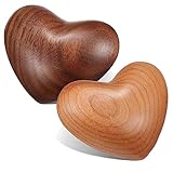 Hand hält herzförmiges ornament: sie können dieses holzherz umdrehen und in ihren händen kneten, um ihre sorgen zu lindern, holz zum valentinstag