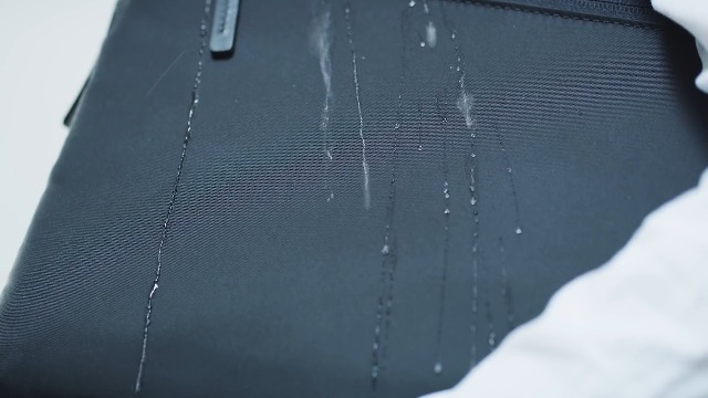 Incase Kompakte Laptop-Hülle Aus Flight Nylon – Für 16 Zoll MacBook Pro & Laptops, Mit Kunstfellfutter & Zubehörtasche