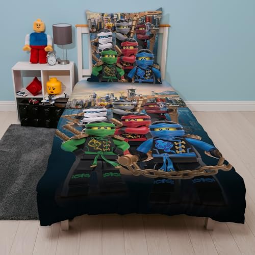 Character World Lego Ninjago Bettwäsche Set für Jungen · Kinderbettwäsche 135x200 80x80 cm aus 100% Baumwolle mit Reißverschluss · Motiv Assemble mit Ninjagos und Meister Wu