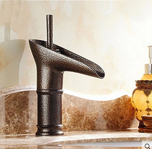 Robinet pour mélangeur d'évier cascade dans une salle de bain rétro