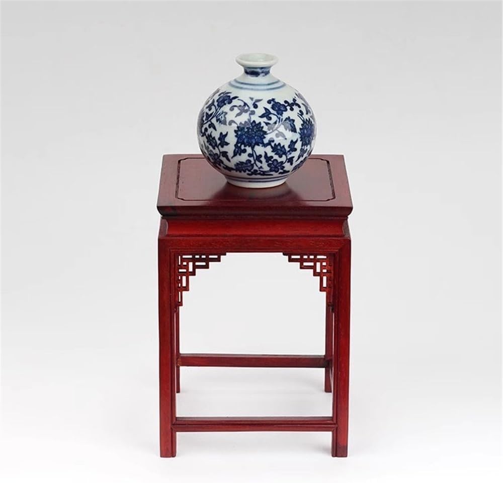 装飾的な陶器の壺とスタンド