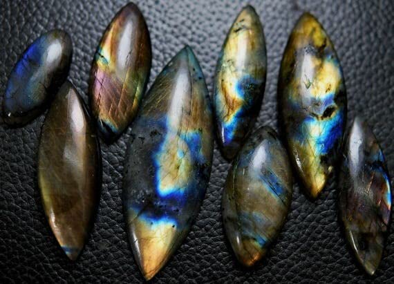 Labradorite cabochon 255 carats lot de 8 pierres bleues et dorées 59mm