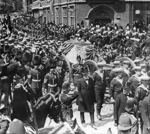 Funeral of King Edward Vii. A stereoview of the funeral cortOoOge passing the former GPO building at the junction of `the High Street Park Street and Sheet Street Poster Print by John Short (17 x 15)