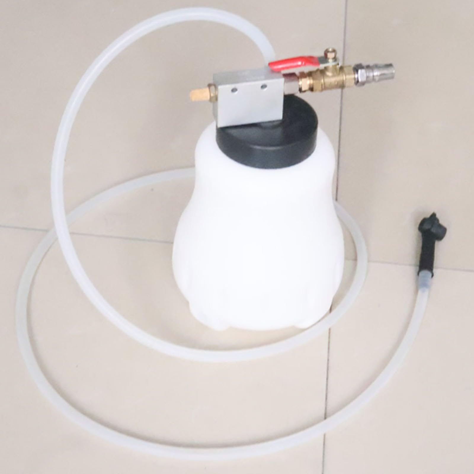 Bremsflüssigkeitsentlüftungsgerät mit Pneumatischer Ventilanordnung Und Hebel für Kontrollierte Flüssigkeitshandhabung Beim Service von Bremsanlagen in Autowerkstätten Und