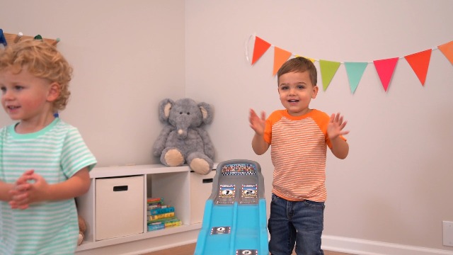 Amazon.com: Simplay3 Fast Track Downhill Raceway, Dual Racetrack