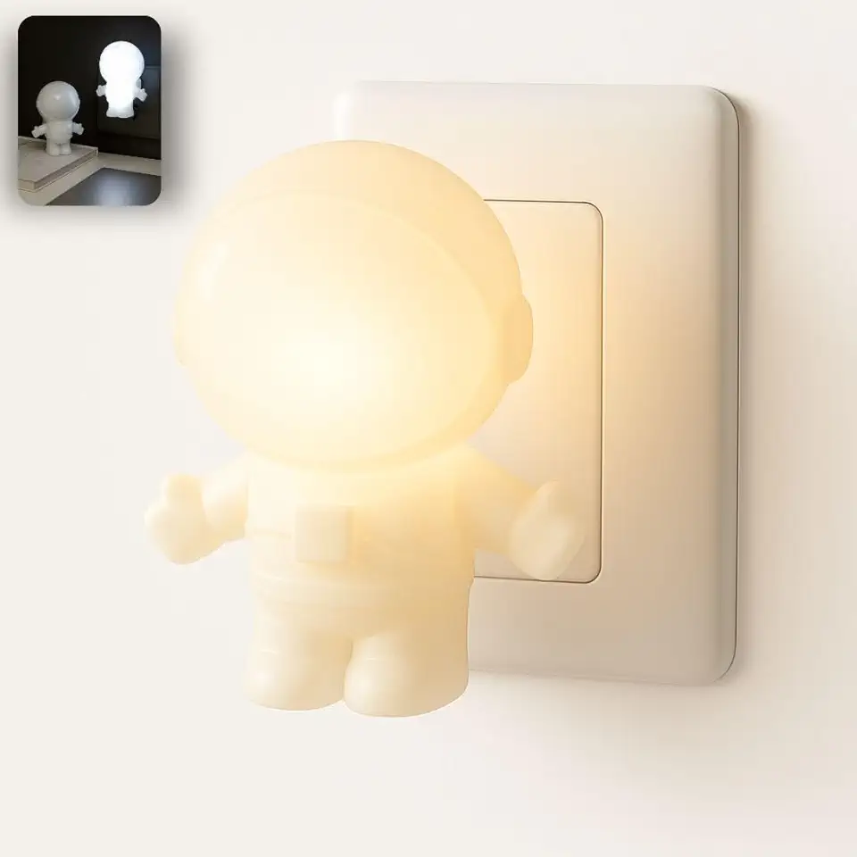 Luminária de Tomada Astronauta – Luz Noturna LED Bivolt – Abajur Criativo e Divertido para Quarto Infantil, Sala, Corredor ou Decoração Temática