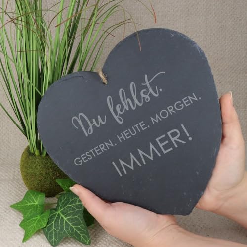 Spruchreif | Großes Schieferherz 'Du fehlst...' (20 x 20 cm) mit graviertem Spruch | Grabdeko | Wetterfest