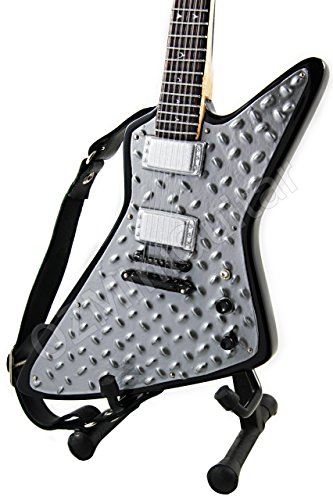 La mini chitarra misura circa 25 cm