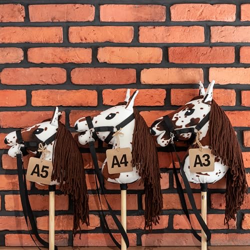 Caballo de palo SKIPPI Hobby Horse blanco con manchas marrones A5 4