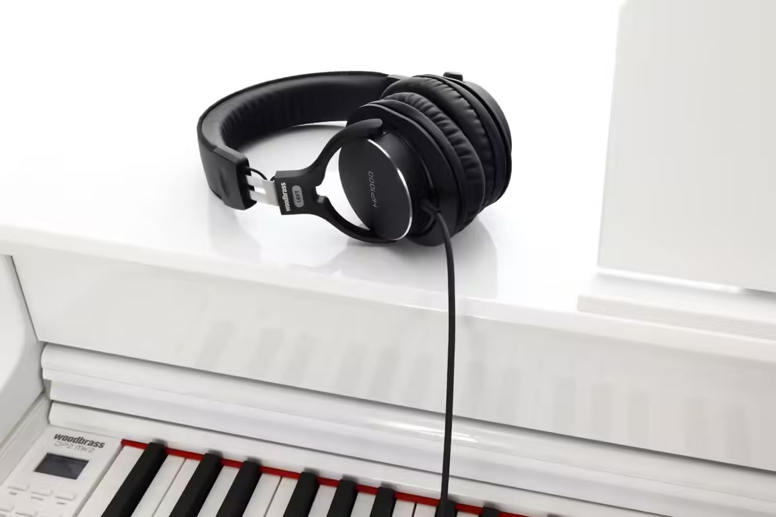 Woodbrass DP2 MK2 Piano Numérique Meuble Blanc Brillant 88 Notes Toucher Lourd PHK – Clavier Hammer Action, Bluetooth, USB MIDI/Audio, 192 Voix, 29 Sonorités, 3 Pédales, Double Sortie Casque, Finition