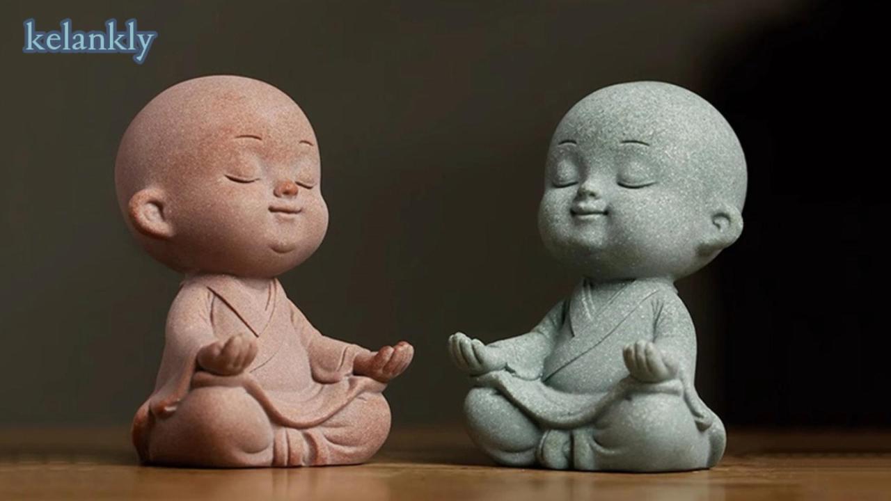 Estatua pequeña de monje Buda meditando color rosa miniatura 7
