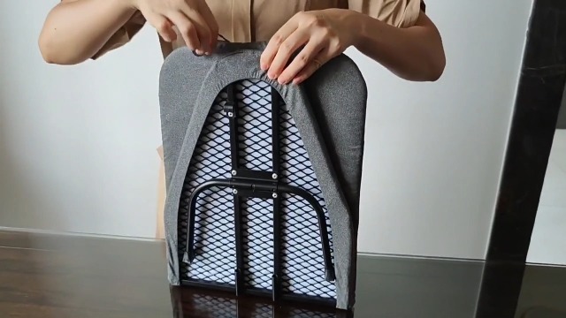Yiomxhi Planche à Repasser Pliable Avec Porte-Fer – Ultra Stable, Housse Coton Résistante à La Chaleur, Maille Métallique Respirante, Pieds Antidérapants, Idéale Pour Maison & Voyage – Gris Foncé