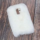 Alle Knöpfe und Ecken sind erhöht und erhöhte Kanten heben den Bildschirm und das Kameraobjektiv von der Oberfläche ab, die alle Seiten des Geräts schützen.