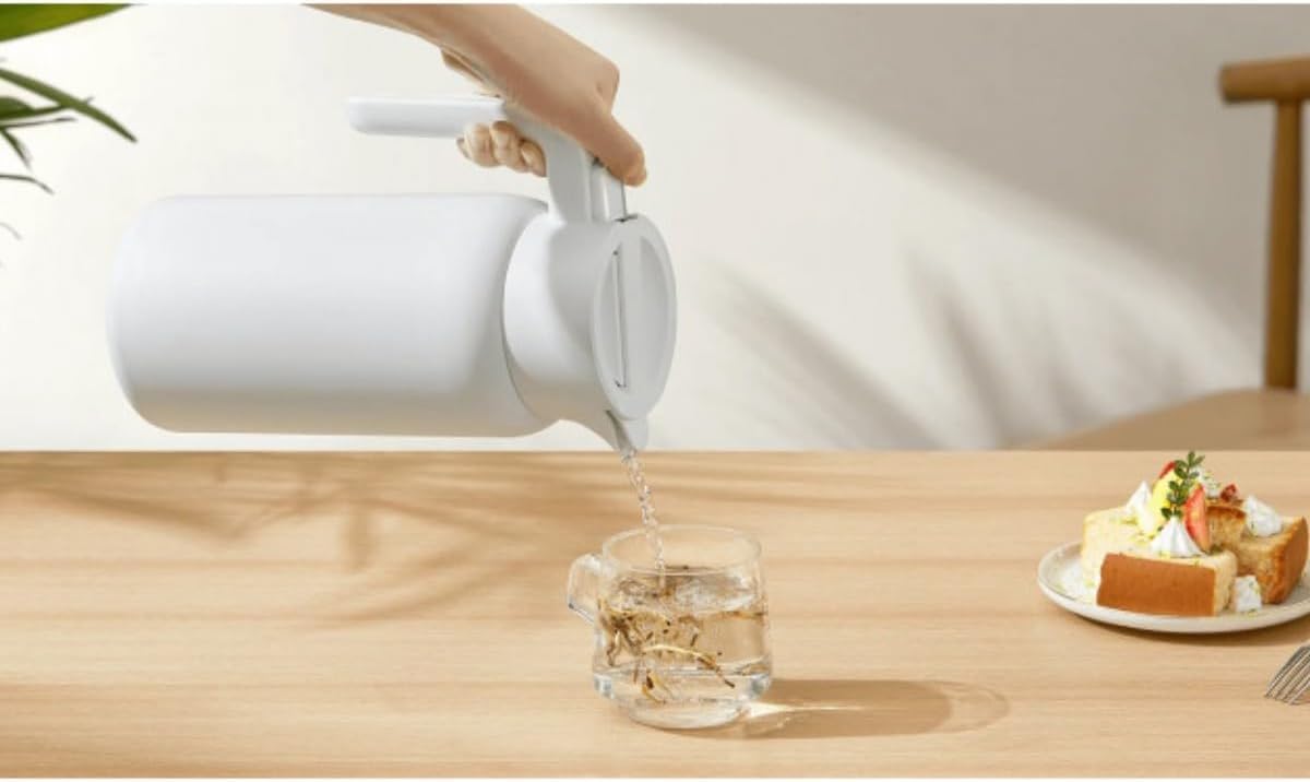 Person pouring liquid from the Xiaomi Insulated Kettle into a glass