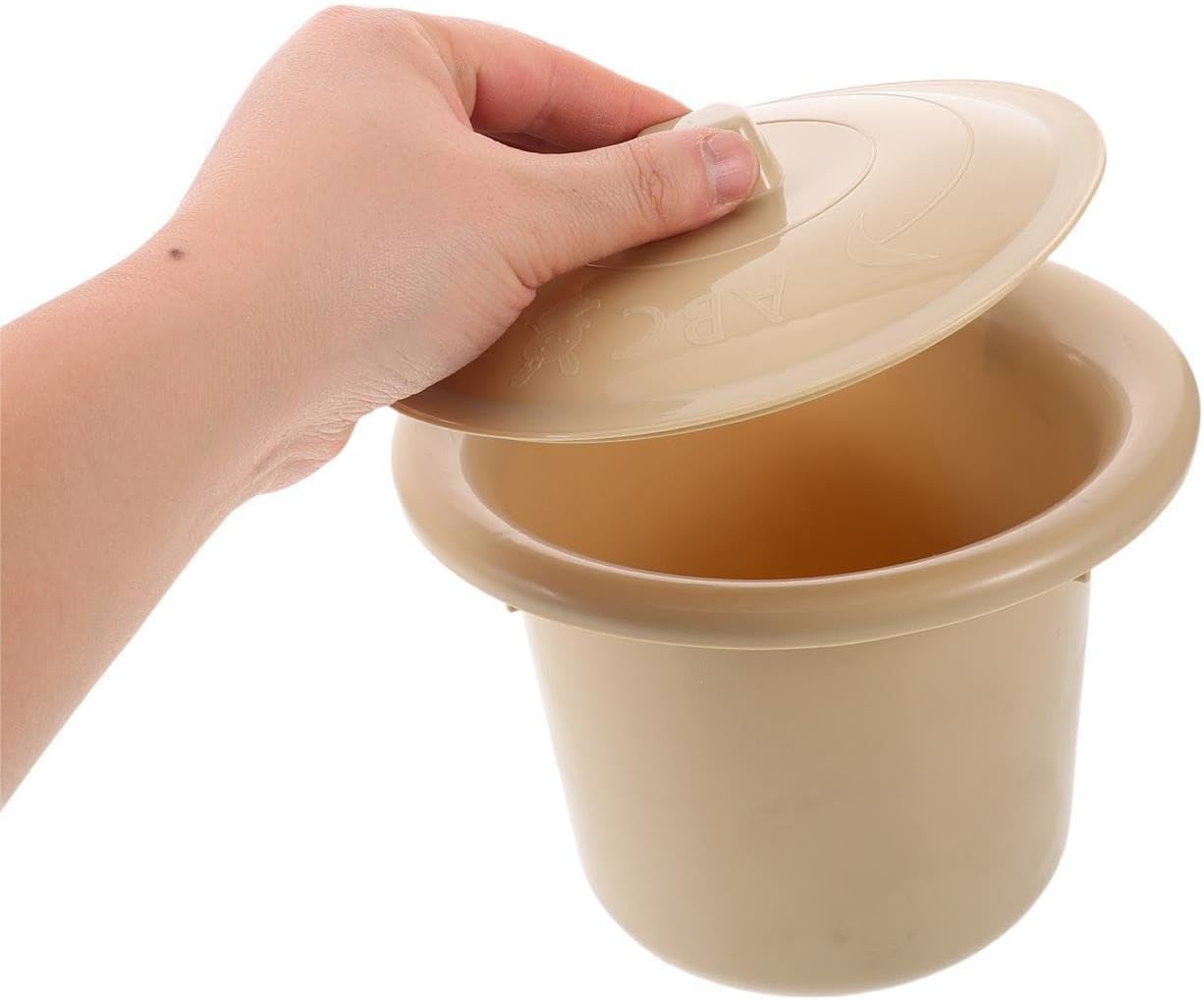 Portable Adult Bedpan with Lid and Handle, Plastic Urinal Pot for Comfortable Sitting Posture and Minimizing Odors, Ergonomic Round Chamber Pot for Home and Travel Use