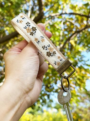 CELOKIY Floral Embroidered Wristlet