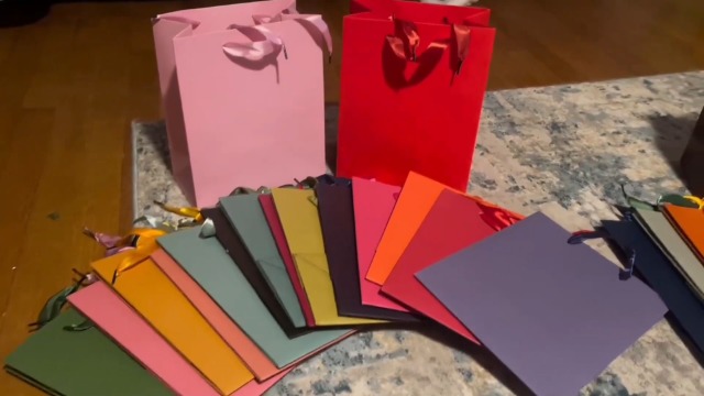 Cadeau tasje met rode hartjes A5 Leuk tasje met rode hartjes, om cadeautjes nog leuker te verpakken