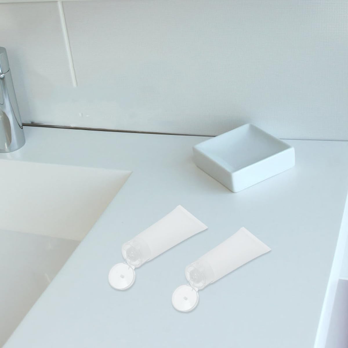 Abaodam Kit 50 Pezzi Contenitori da Viaggio per Lozioni e Dentifricio, Flaconi Morbidi Ricaricabili 50 Ml in Plastica Bianca Leggera per Quotidiano e Viaggi
