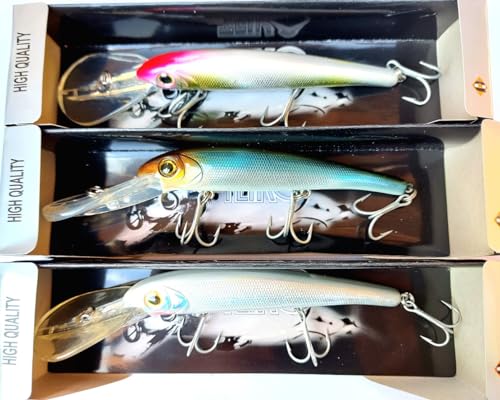 Set da 3 minnow specifici per la pesca a traina in mare. La paletta è molto grande e permette di raggiungere una buona profondità anche senza affondatori. Le ancorette sono in acciaio zincato. Il movimento in acqua è molto pronunciato anche se trainati a bassa velocità. Ottimi anche per essere utilizzati con affondatori a palla di cannone.