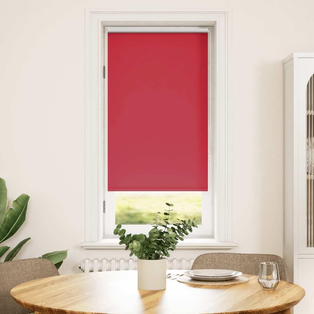 Store enrouleur occultant rouge contre la chaleur et la lumière