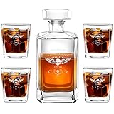 💎 ELEGANZ: Die Whiskykaraffe sowie die im Set enthaltenen 4 Whiskygläser überzeugen mit schlichtem Schliff, eckigem Design, ihrer ansprechenden Ästhetik und der hochwertigen Verarbeitung. Die klassische Glasstruktur hebt die schlichte Eleganz des Whisky-Sets hervor und in Verbindung mit der persönlichen Gravur wird es zu einem einzigartigen aber zugleich praktischen Geschenk für lange Zeit!