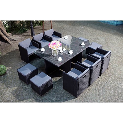 CONCEPT USINE - Salon De Jardin Miami 10 Personnes en Résine Tressée Noir Poly Rotin - 1 Table en Verre - 6 Fauteuils - 4 Poufs - Coussins Gris - Encastrable, Résistant, Imperméable