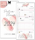 ❤️ PAAR-KALENDER MIT 3 SPALTEN – Schöner und praktischer Wandkalender mit Spalten für 2 Personen, die sich lieben, sowie einer dritten Spalte für gemeinsame Aktivitäten. Organisiert Euer alltägliches Leben und plant schöne, gemeinsame Dinge! Die farblich abgesetzten Wochen, die praktische Ferienleiste sowie Kalenderwochen und sämtliche Feiertage helfen dabei. Maße: 16 x 32,5 cm