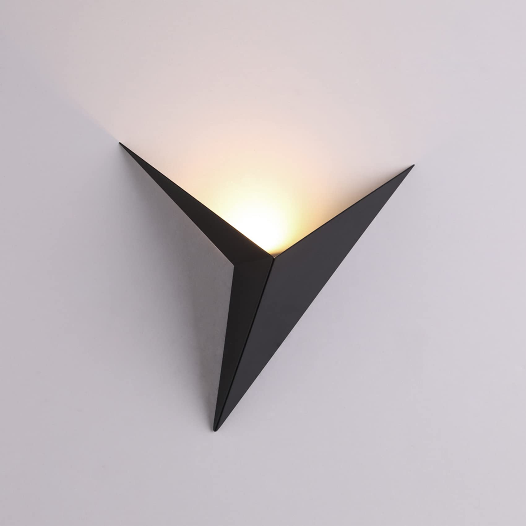 Applique da Parete Interno LED Triangolare in Ferro, Applique Nero, Lampada a Muro Industrial, Lampada a Parete Vintage per Soggiorno, Camera da Letto, Comodino, Hotel, Bar (Luce Calda)