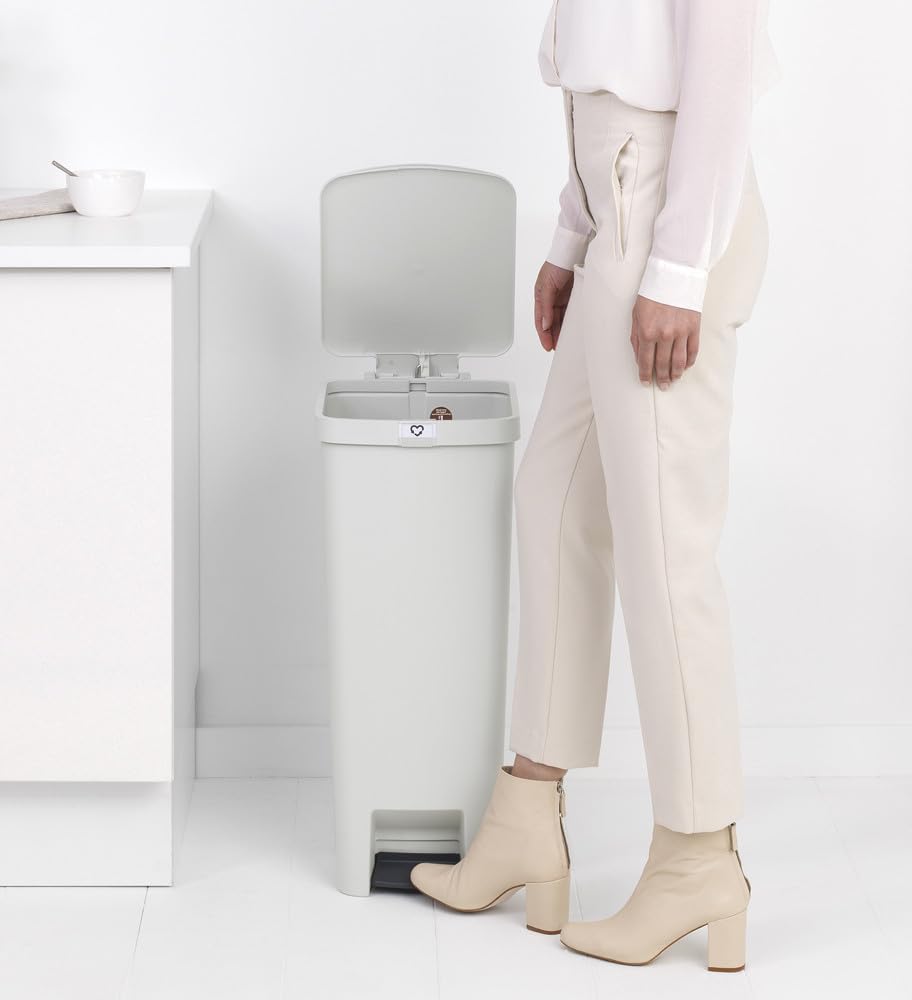 Amazon｜ブラバンシア ゴミ箱 蓋付き ペダル式 40L 幅28×奥行35.2×高さ