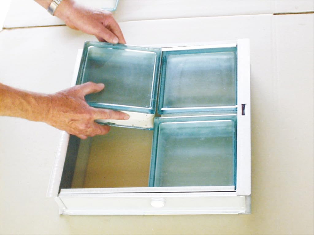 Fenêtre/cadre rabattable et basculant pour 4 blocs en verre de 19 x 19 x 8 cm. Unité de vente 1 fenêtre par 4 blocs en verre.