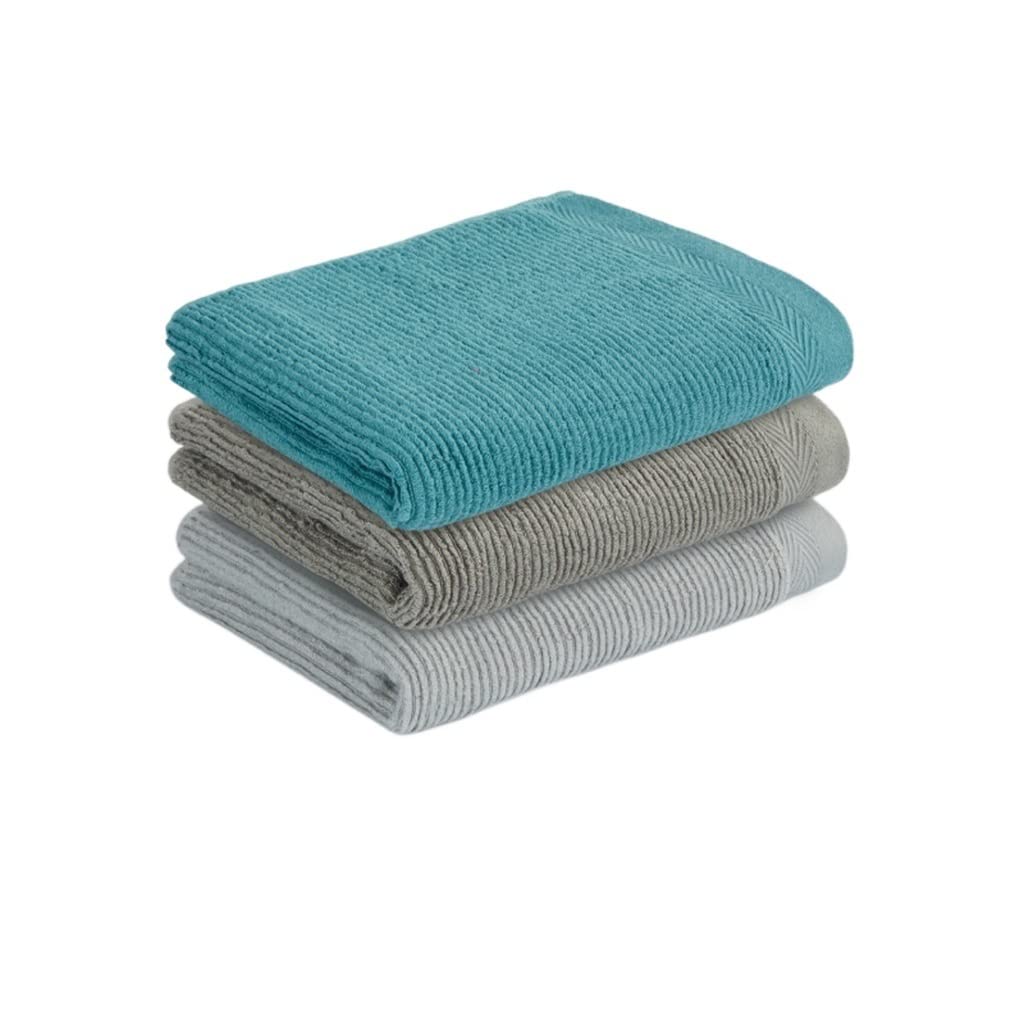 Essuyer son visage sans irritation avec la serviette microfibre ultra douce