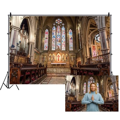 Toile de fond vitrail contre les reflets : le décor de cathédrale idéal pour studio