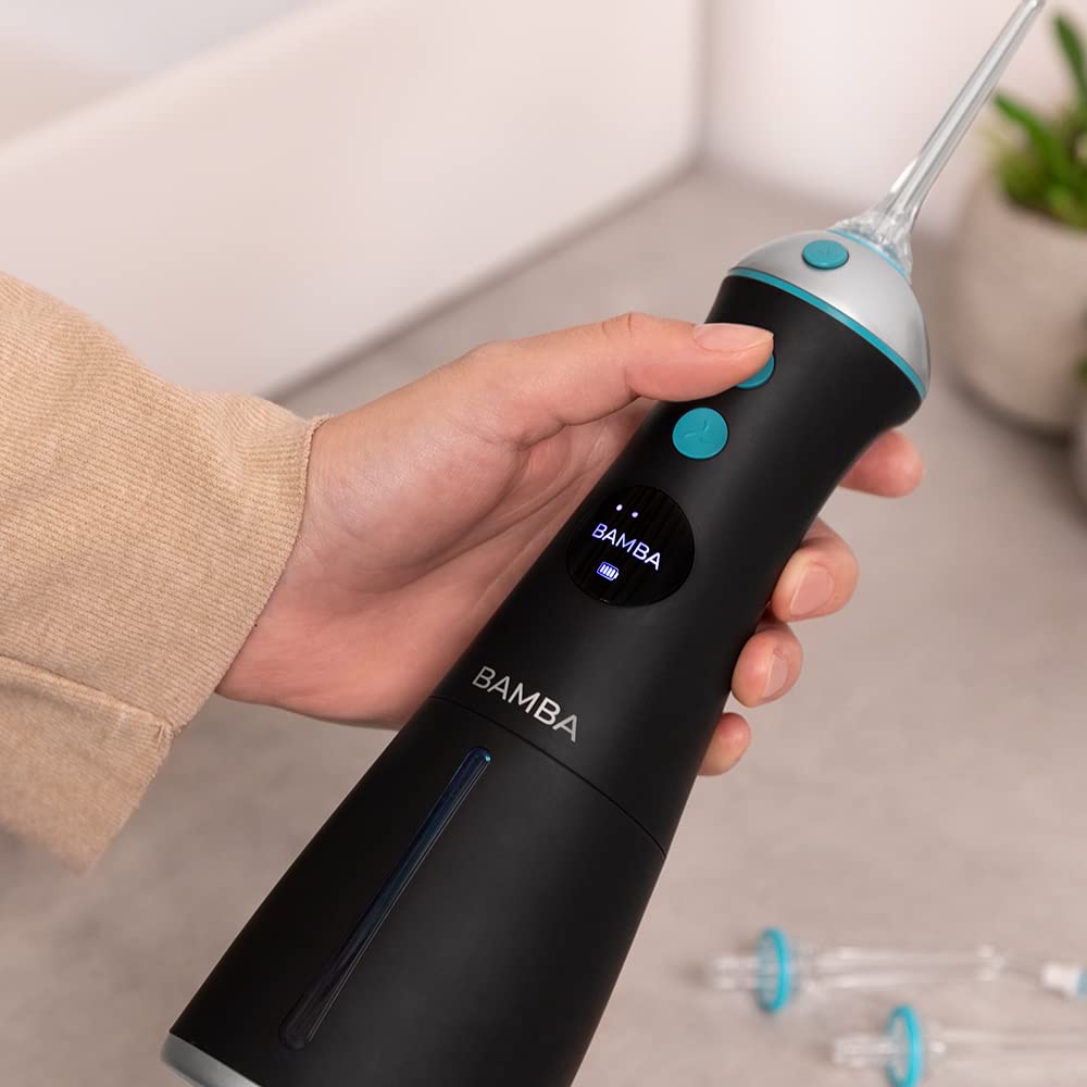 Cecotec Portil Boral Boral Irrigador Bamba 1100 Jet Liberty. 6 modalità di utilizzo e 6 ugelli, schermo a LED, capacità 280 ml, 8 impostazioni di pressione, IPX7, carico USB e borsa da viaggio