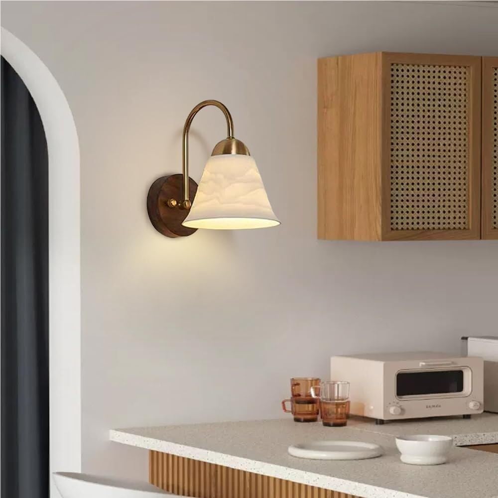 Vintage biała ceramiczna lampa ścienna, gwint E27, drewniany uchwyt ścienny, idealny do salonu, sypialni, przedpokoju lub schodów.